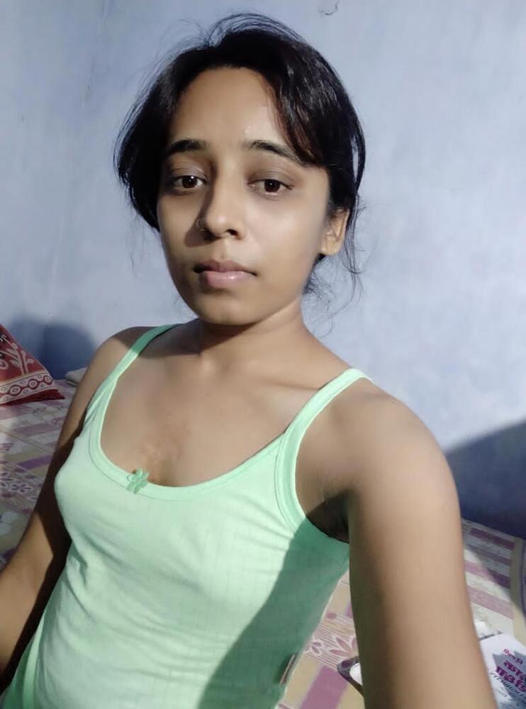 Beautiful Desi Girl Nude Selfie Pics Leaked.